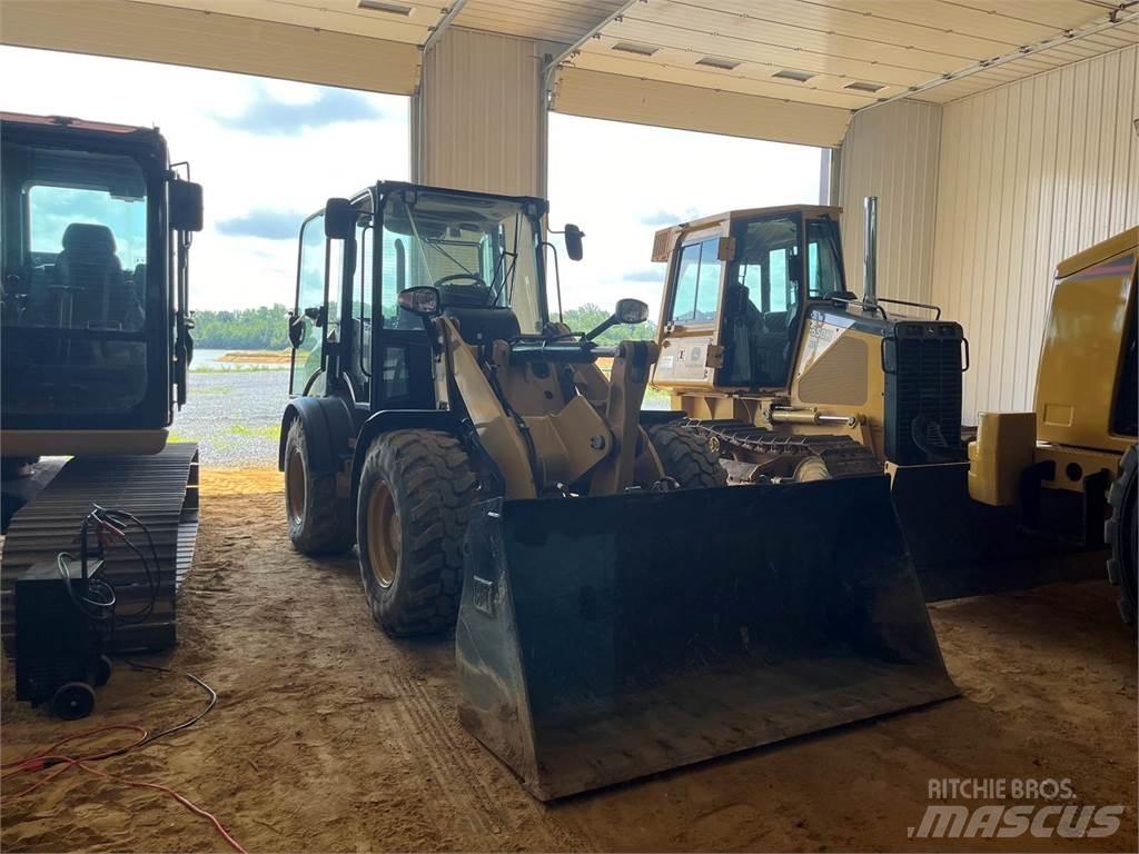 CAT 908M Utovarivači na točkove