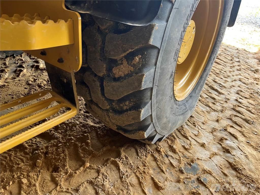 CAT 908M Utovarivači na točkove