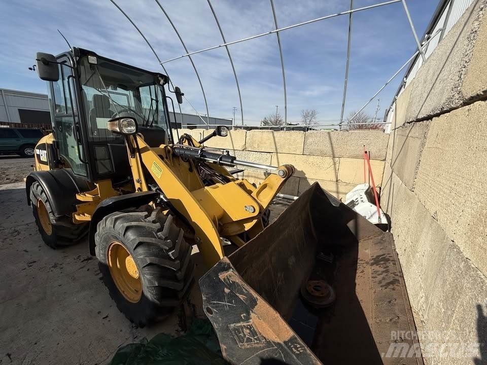 CAT 908M Utovarivači na točkove