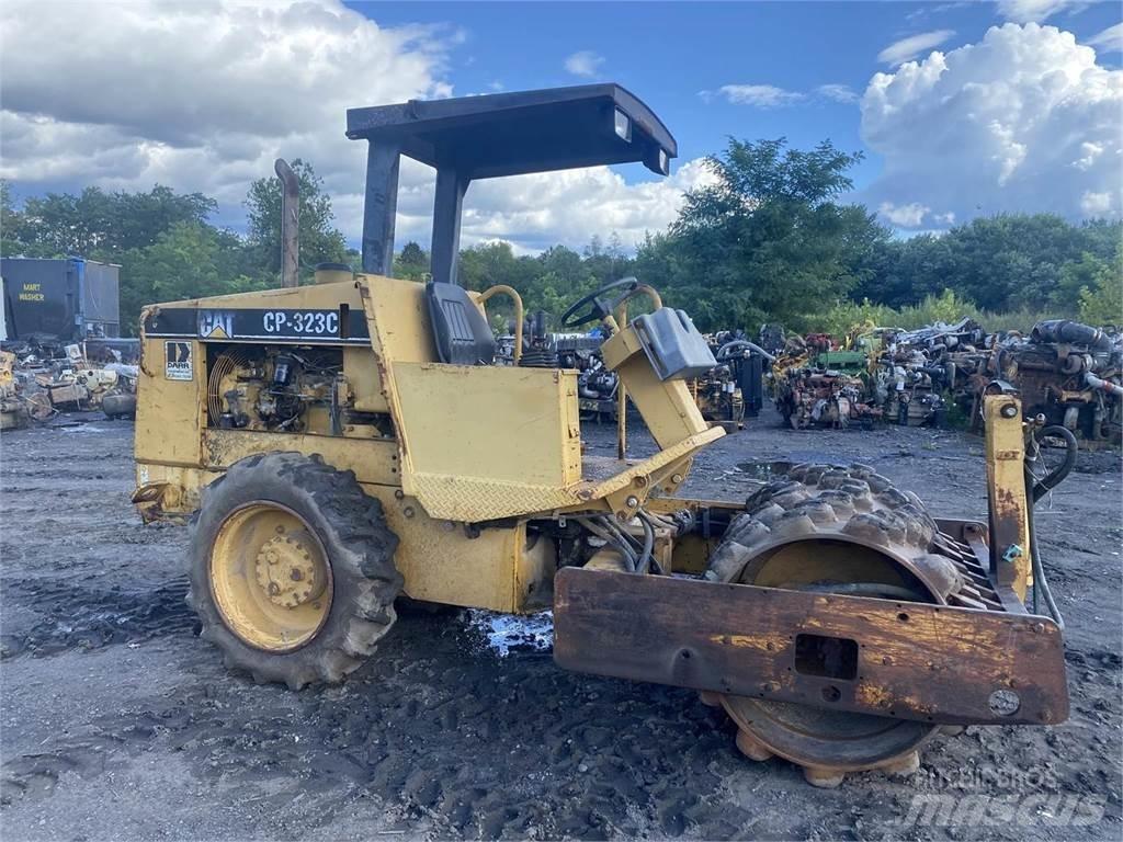CAT CP323C Nabijači zemlje