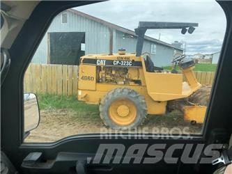 CAT CP323C Nabijači zemlje