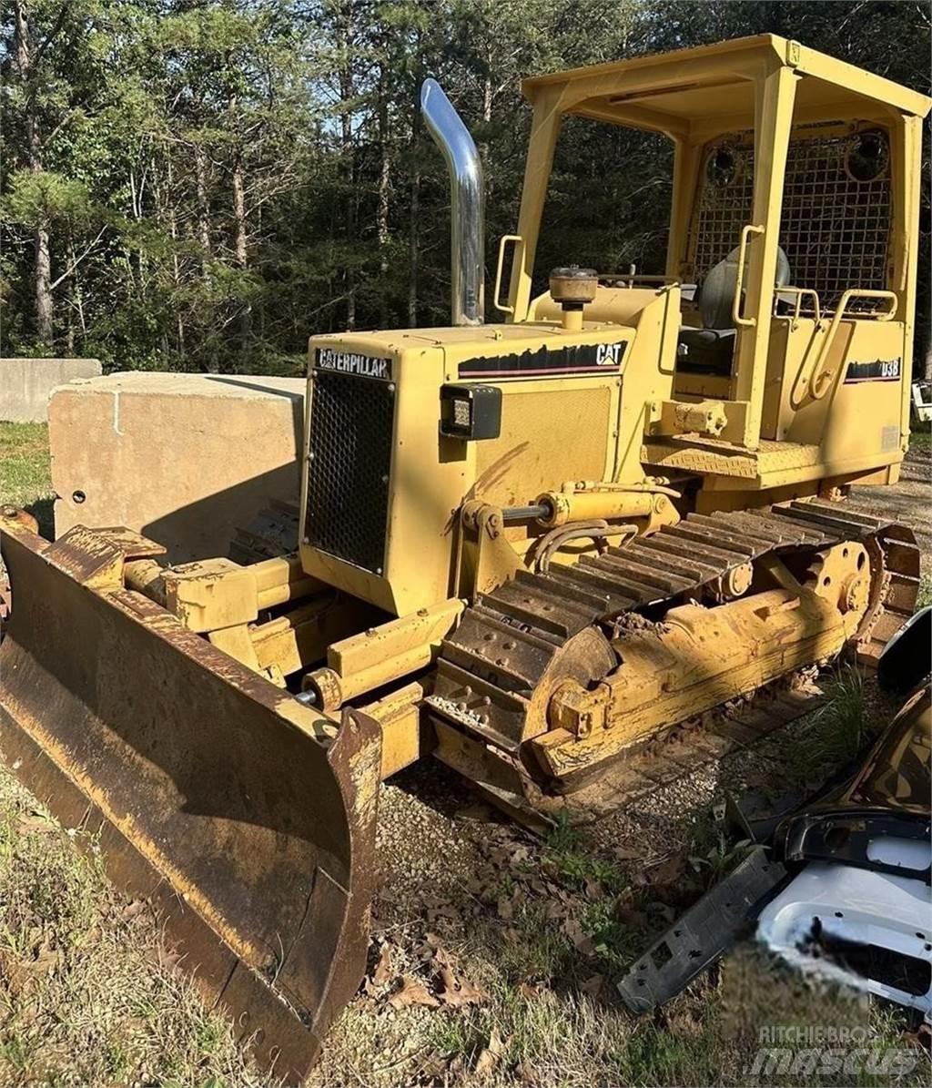 CAT D3B Buldožeri guseničari
