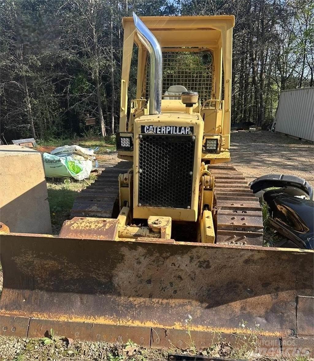 CAT D3B Buldožeri guseničari
