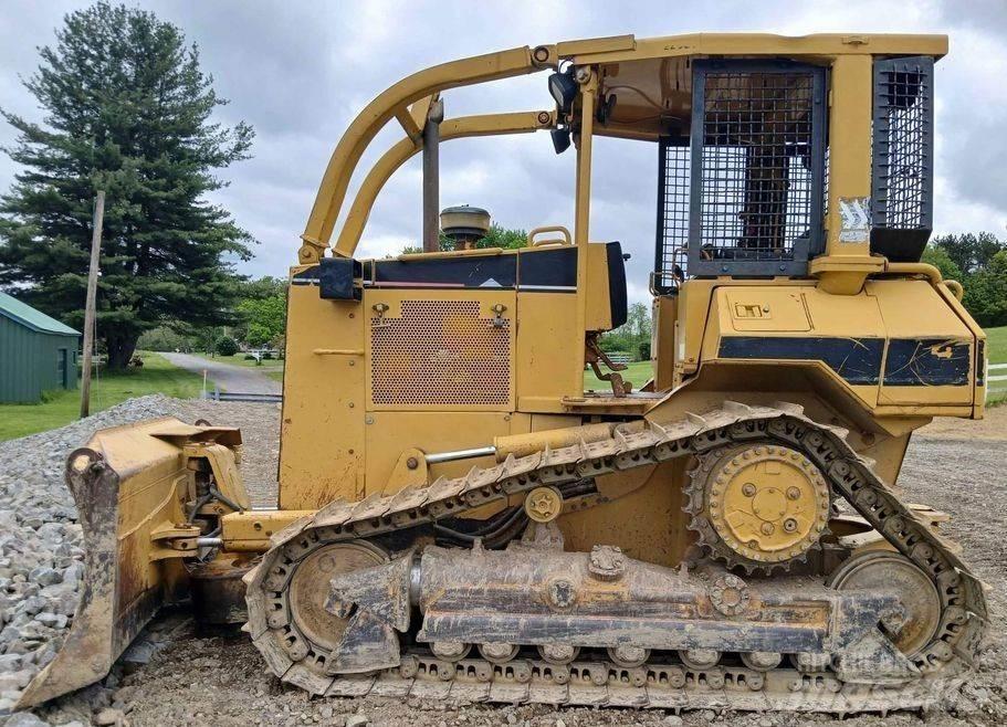 CAT D5M Buldožeri guseničari