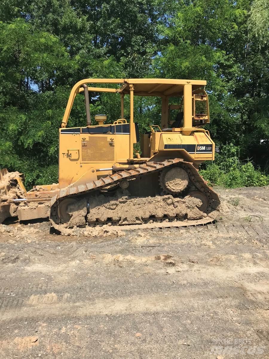CAT D5M Buldožeri guseničari