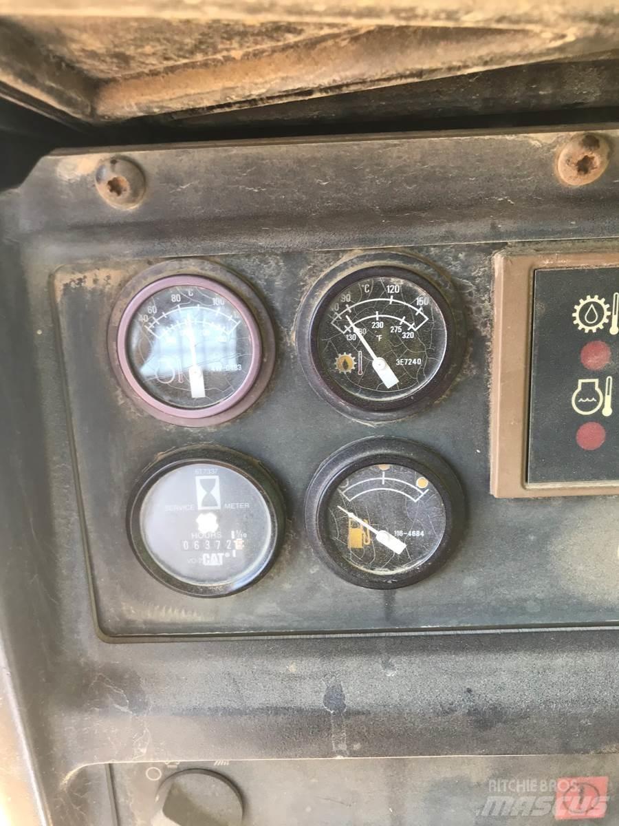 CAT D5M Buldožeri guseničari