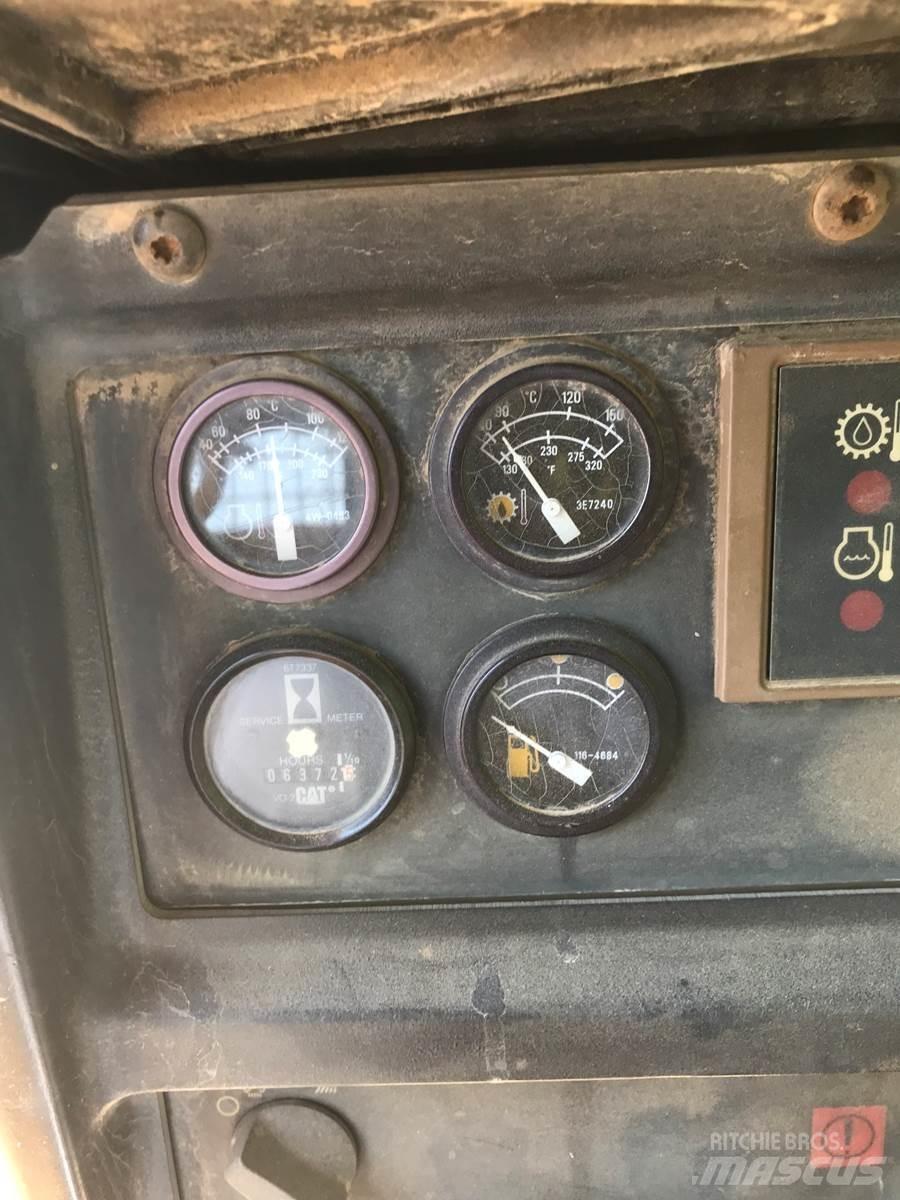 CAT D5M Buldožeri guseničari