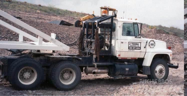 Ford LT9000 Kamioni sa ravan platformom / vitlom