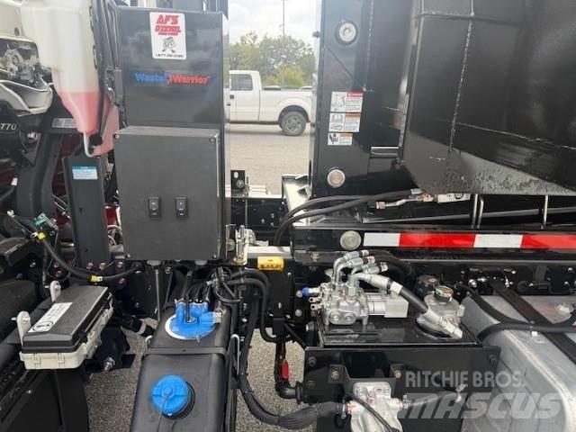 Isuzu FTR Rol kiper kamioni sa kukom za podizanje tereta