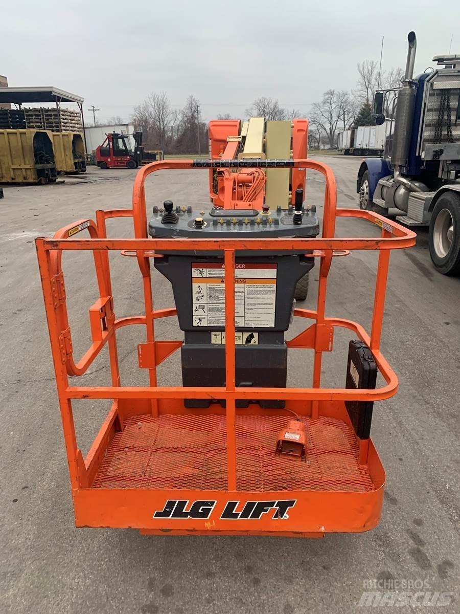 JLG E300AJ Jarbolne penjajuće platforme