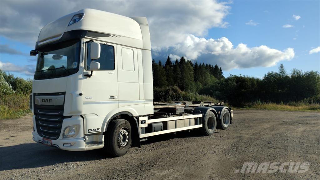 DAF XF 530 Rol kiper kamioni sa kukom za podizanje tereta