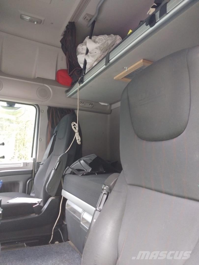 DAF XF 530 Rol kiper kamioni sa kukom za podizanje tereta