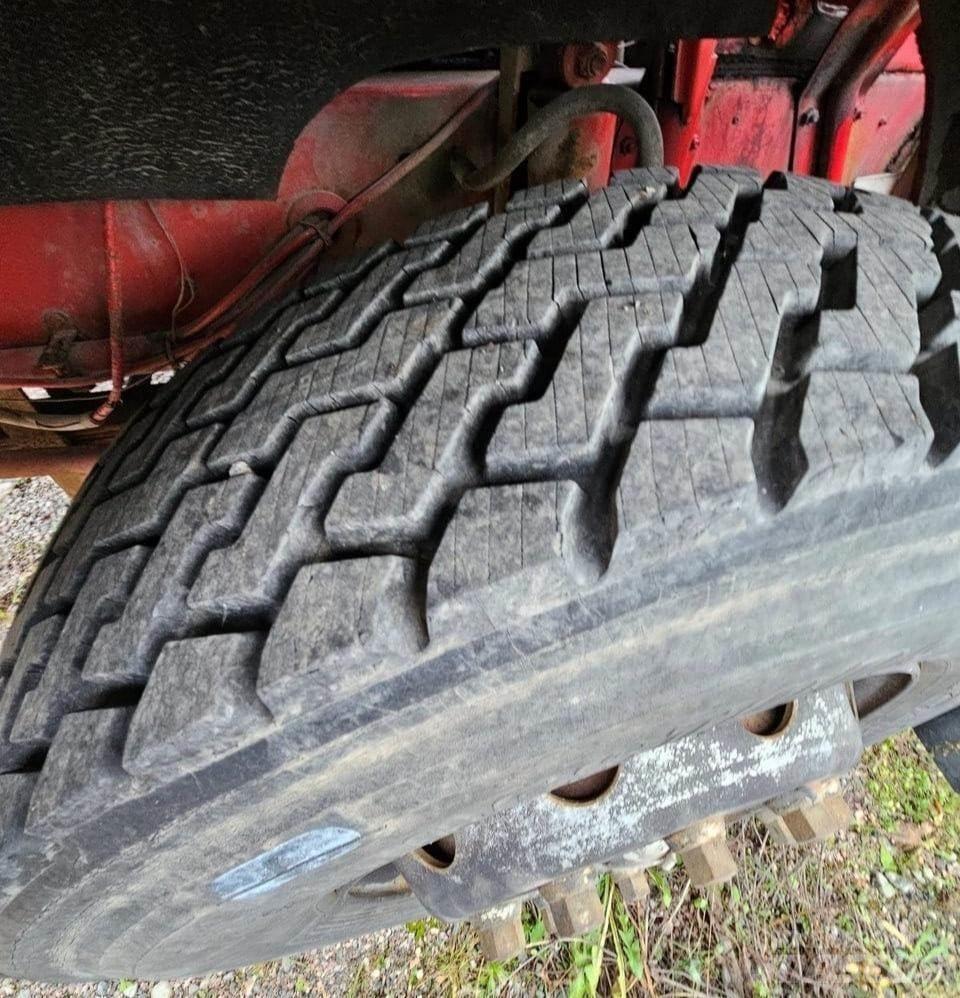 Volvo F720 Rol kiper kamioni sa kukom za podizanje tereta