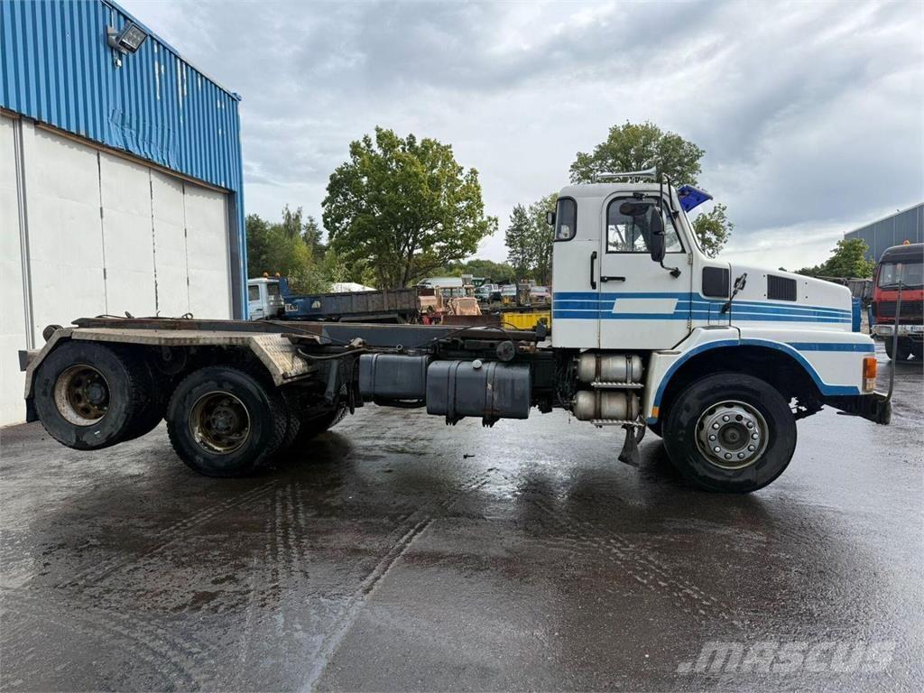 Volvo N10 6x2 Rol kiper kamioni sa kukom za podizanje tereta