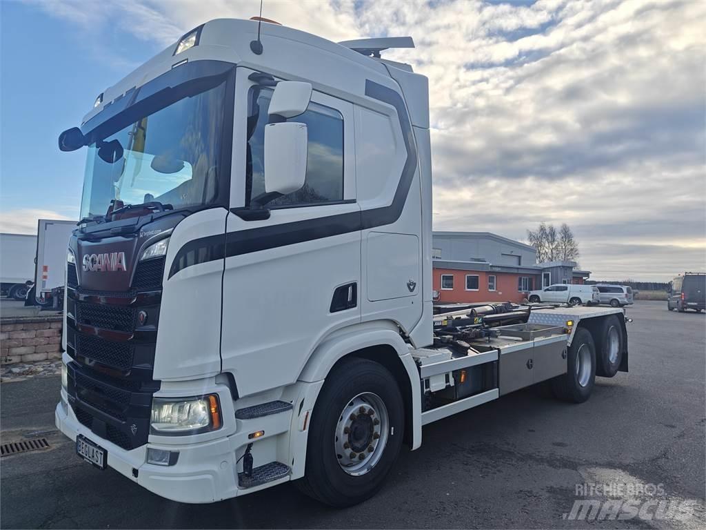 Scania R580 Rol kiper kamioni sa kukom za podizanje tereta