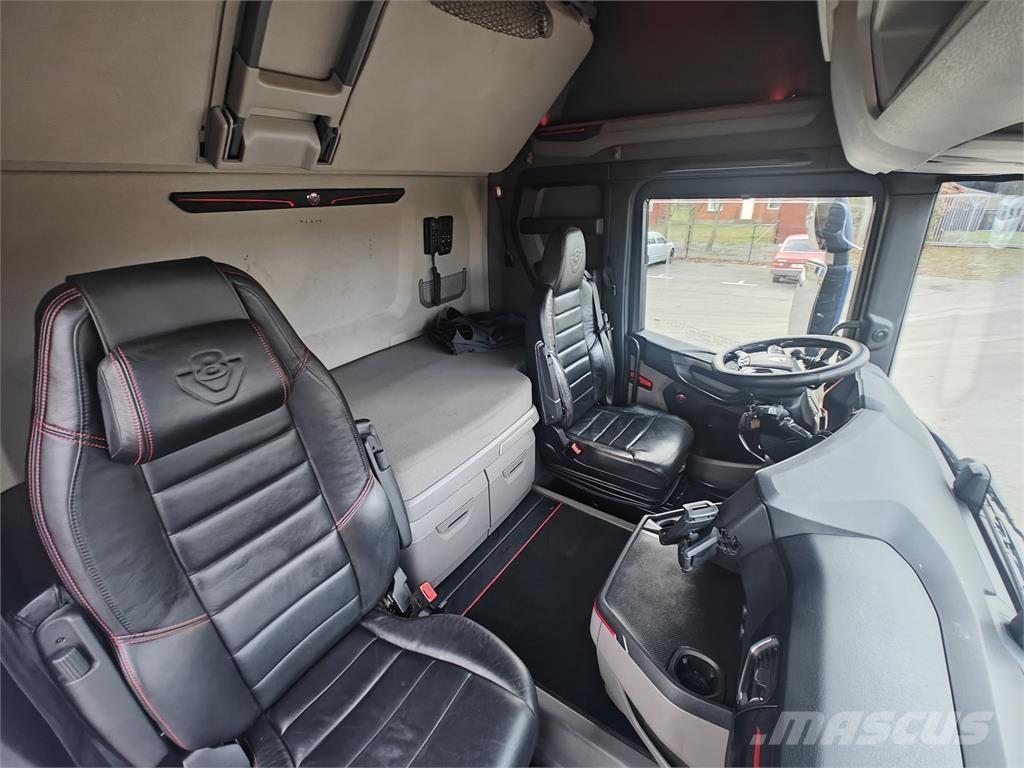 Scania R650 Rol kiper kamioni sa kukom za podizanje tereta