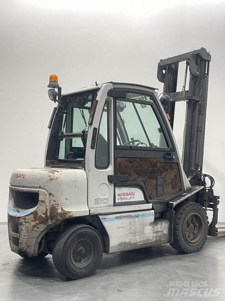 Nissan YG1D2A300 Dizelski viljuškari