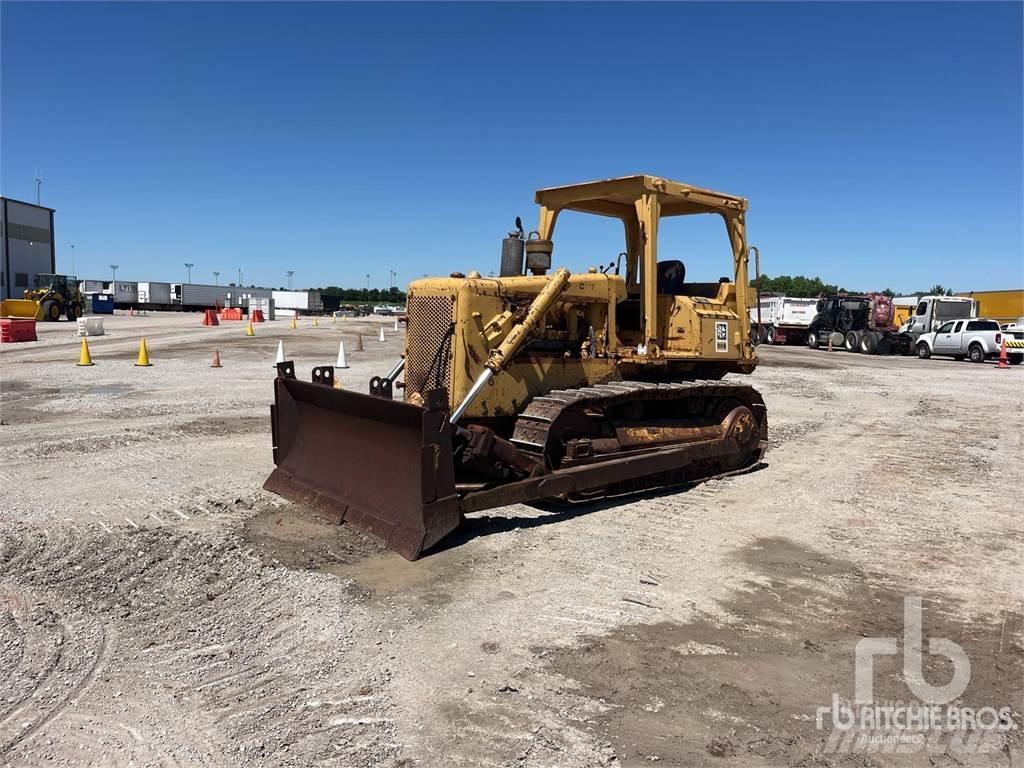 CAT D5B Buldožeri guseničari