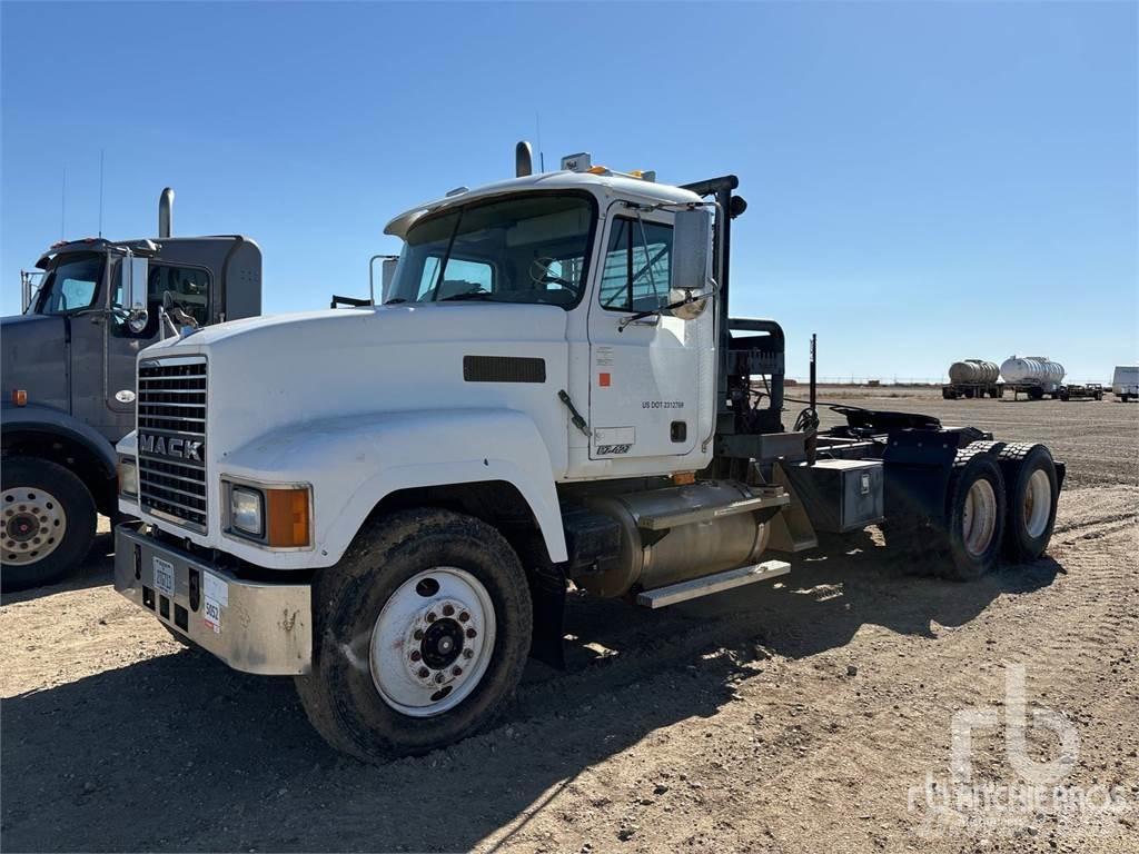 Mack CH613 Kamioni sa ravan platformom / vitlom