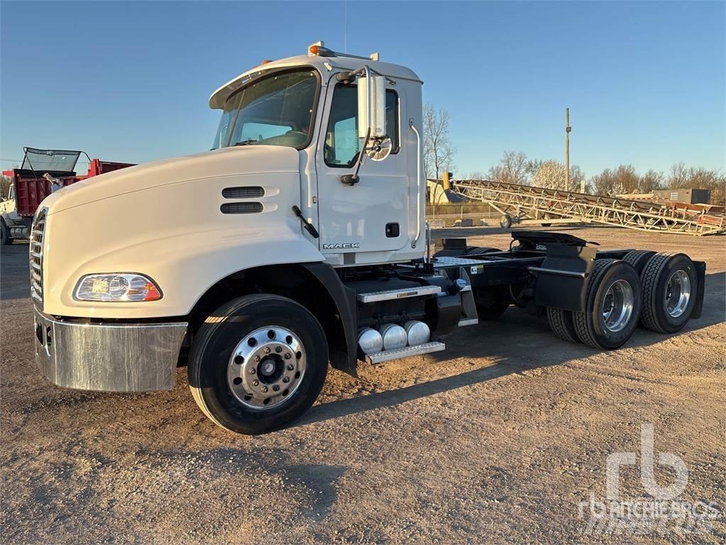 Mack CXU613 Tegljači
