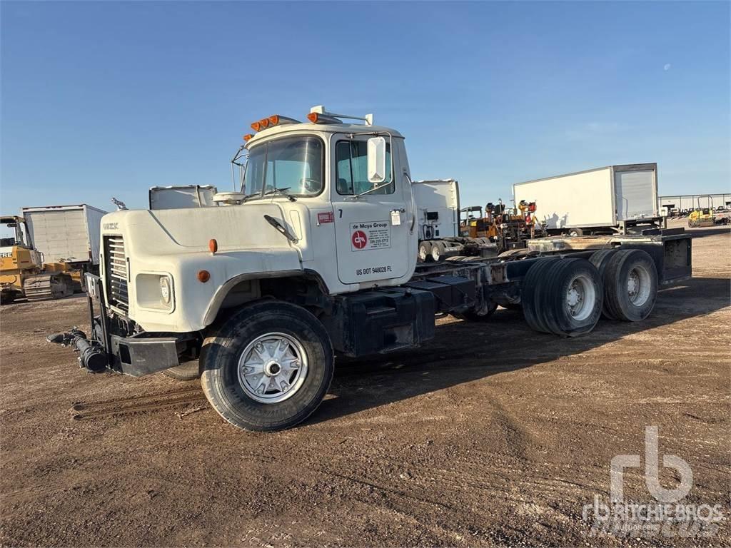 Mack DM690S Kamioni-šasije