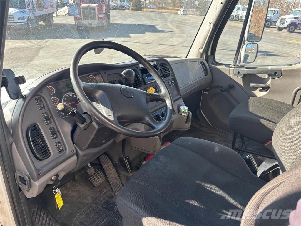 Freightliner M2 106 Sanduk kamioni