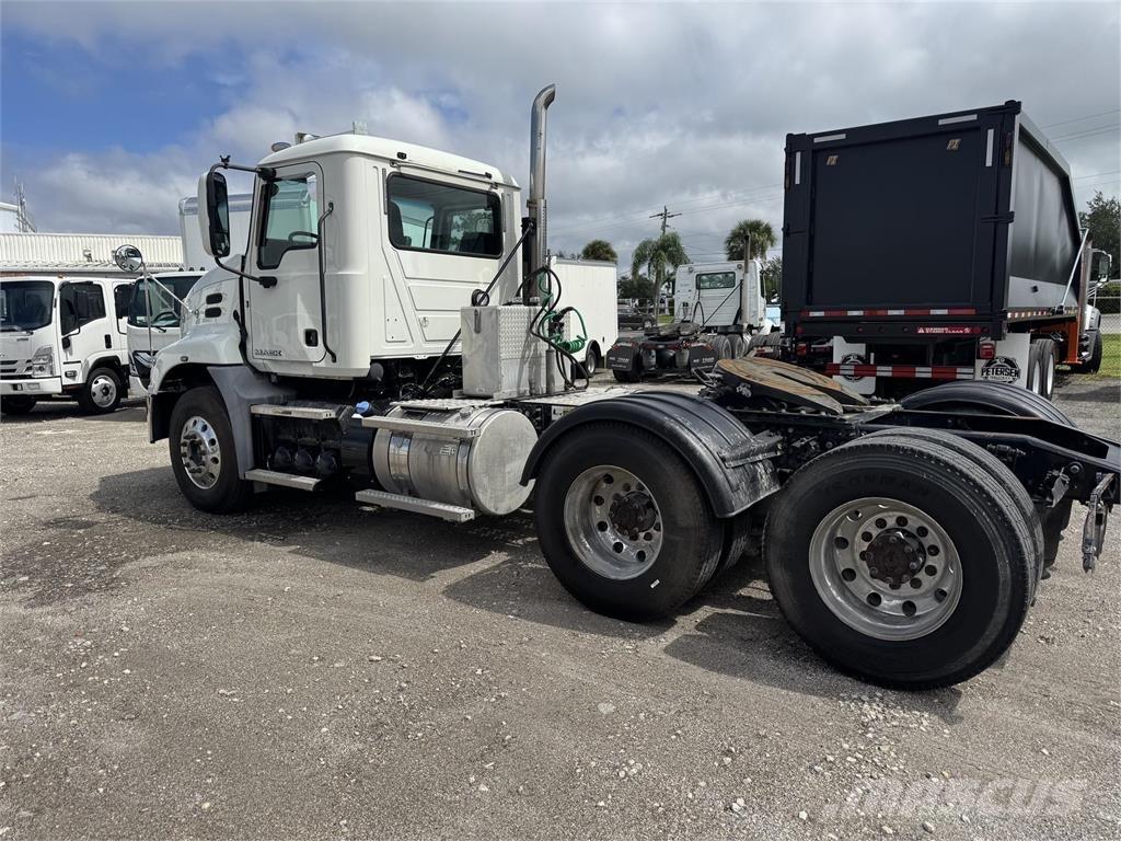 Mack CXU613 Tegljači