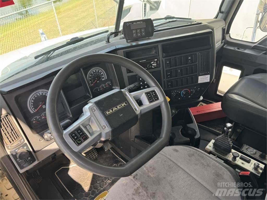 Mack GR64F Kiperi kamioni