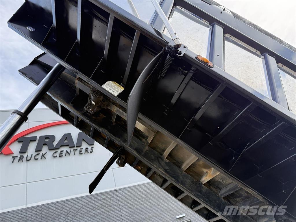 Mack GU713 Kiperi kamioni