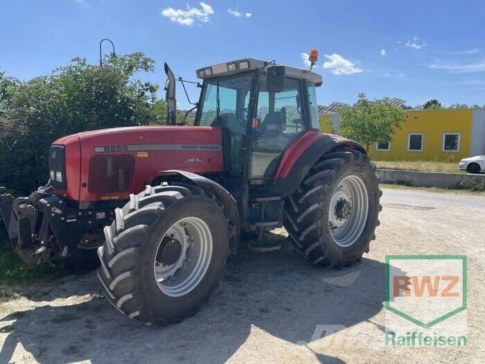 Massey Ferguson 8250-4 Traktori