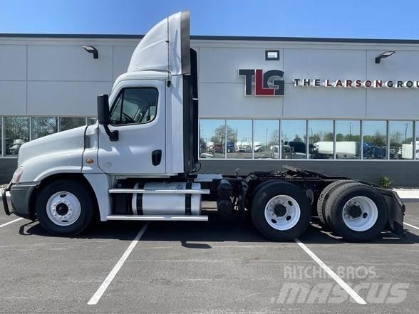 Freightliner CASCADIA 126 Tegljači