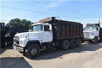 Mack RD690S