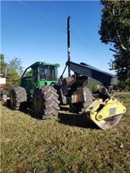 John Deere 748L