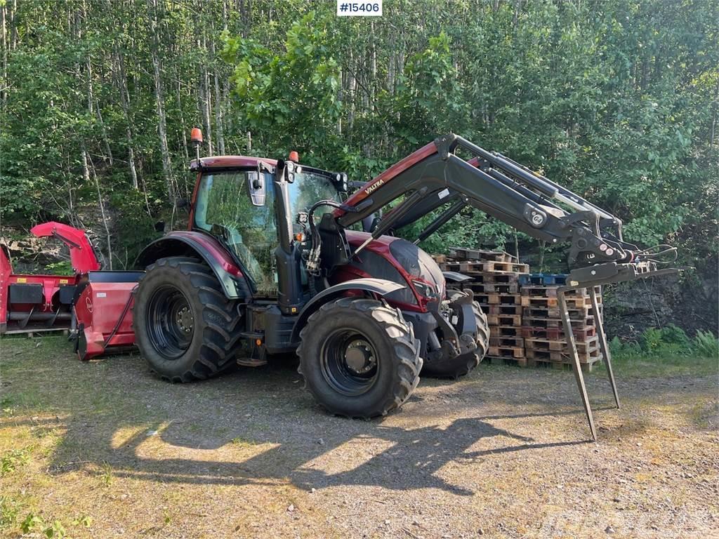 Valtra N104 w/ front loader Traktori