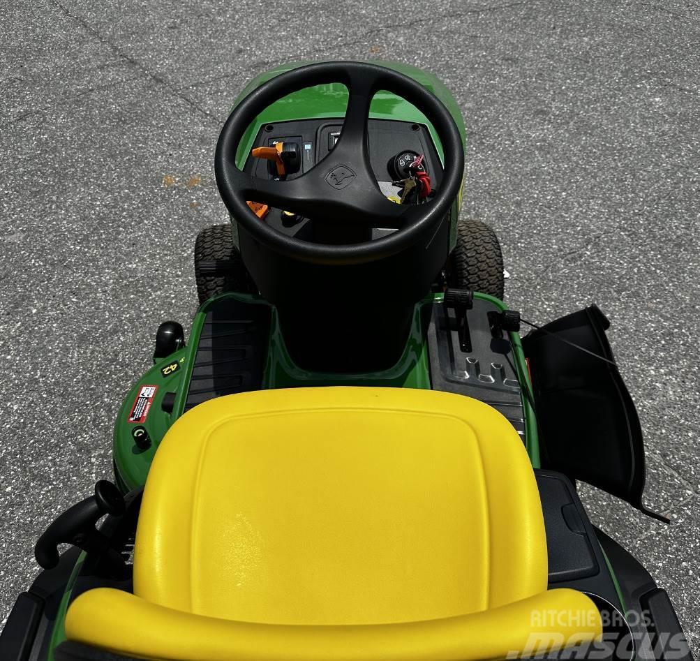 John Deere S240 Manji traktori