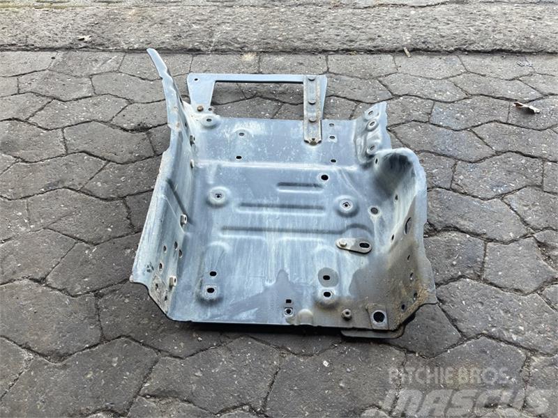 Scania  STEP WELL PLATE, RIGHT NGS 2554008 Ostale kargo komponente