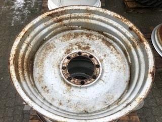 Massey Ferguson 16x34 8 huls Gume, točkovi i felne