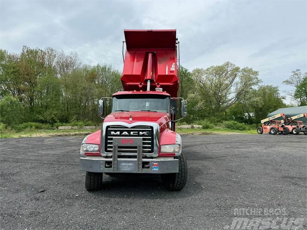 Mack Granite CV713 Kiperi kamioni