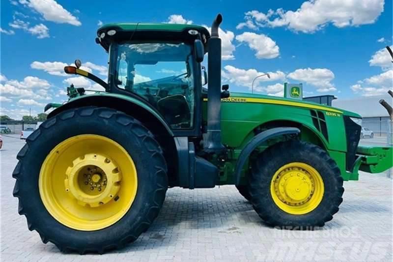 John Deere 8335R Traktori