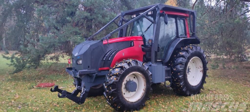 Valtra T213V Traktori