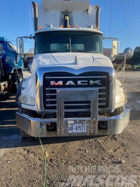 Mack GU813 Kiperi kamioni