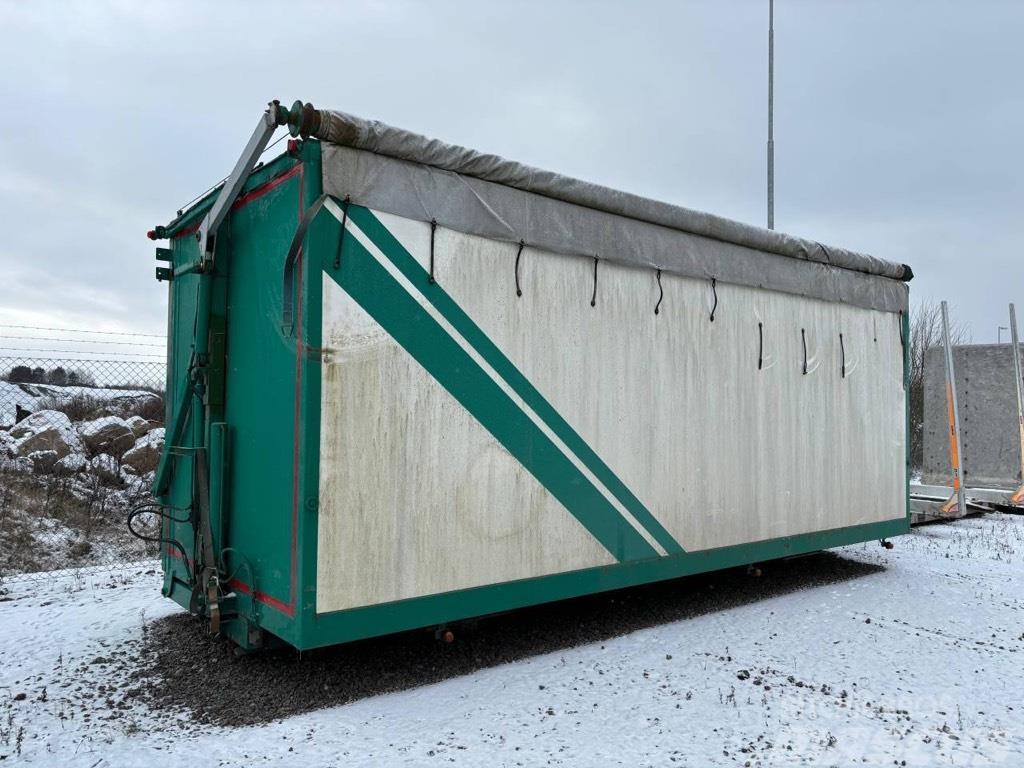  Okänt Flisbur med rulltäckning på Laxolås Rol kiper kamioni sa kukom za podizanje tereta