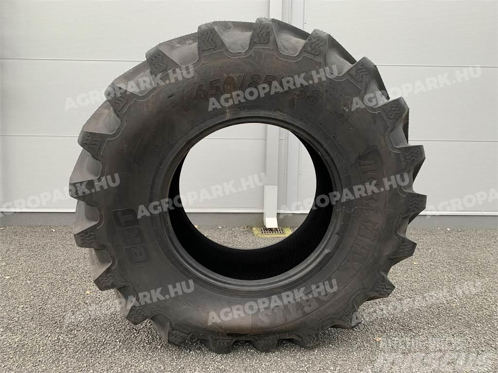BKT tire in size 650/85R38 Gume, točkovi i felne