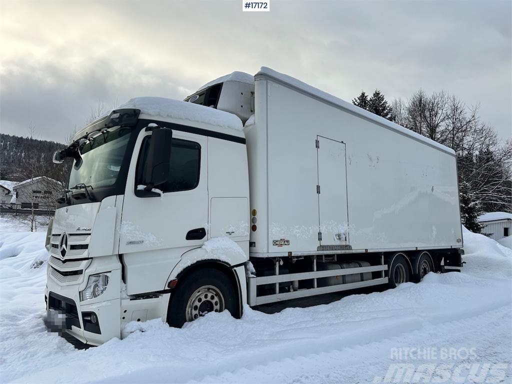 Mercedes-Benz Actros 2551 6x2 Box Truck w/ fridge/freezer unit. Sanduk kamioni