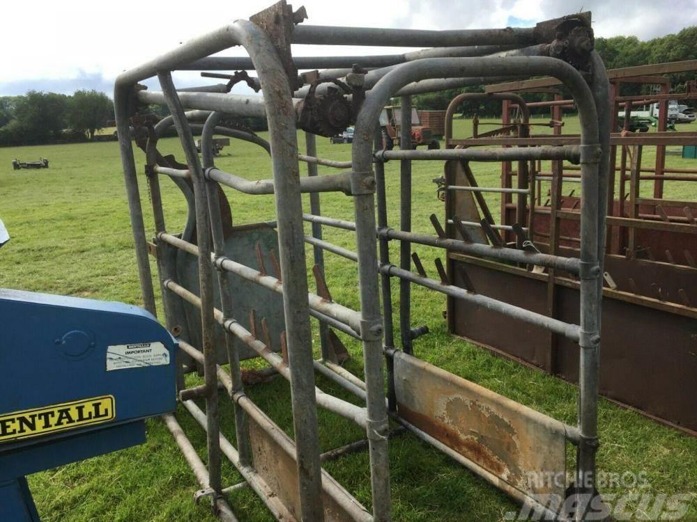  Cattle Crush £390 plus vat £468 located close to G Ostale poljoprivredne mašine