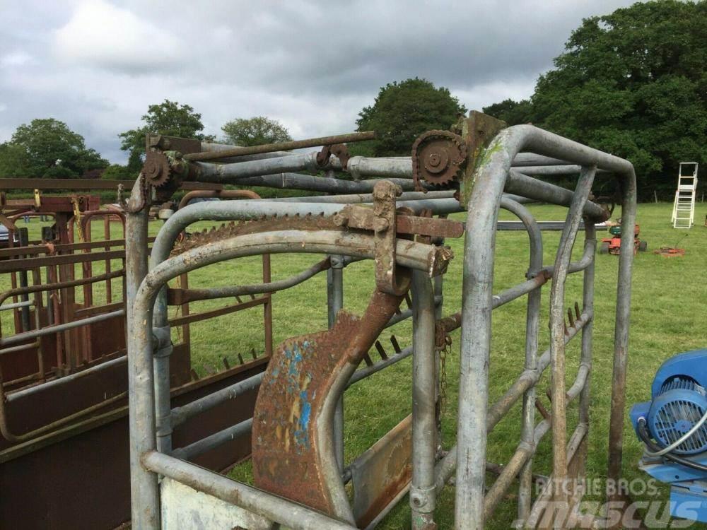  Cattle Crush £390 plus vat £468 located close to G Ostale poljoprivredne mašine