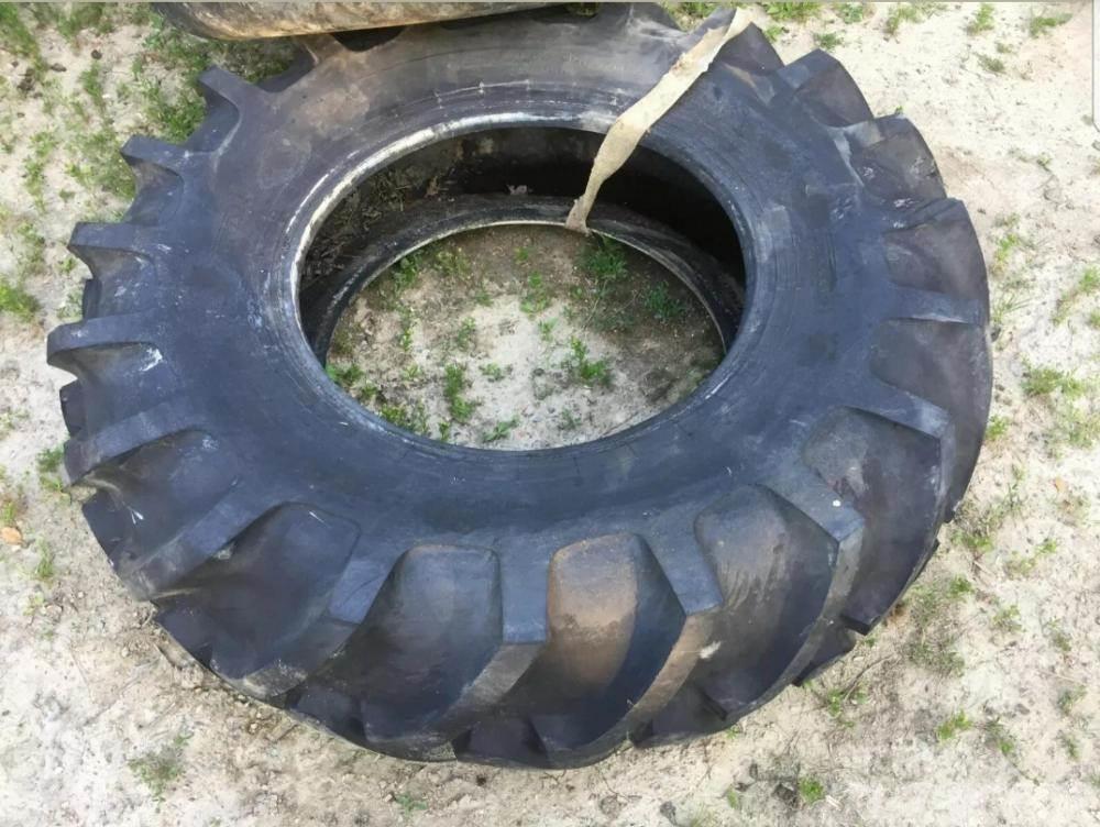  Tractor tyres 16.9 14 - 26 Pirelli £150 plus vat £ Gume, točkovi i felne