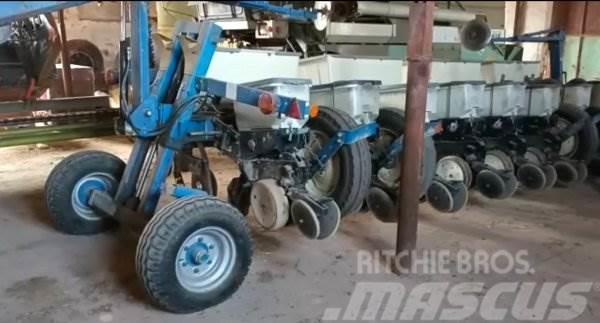  _JINÉ USA) Kinze - 3000 Traktori