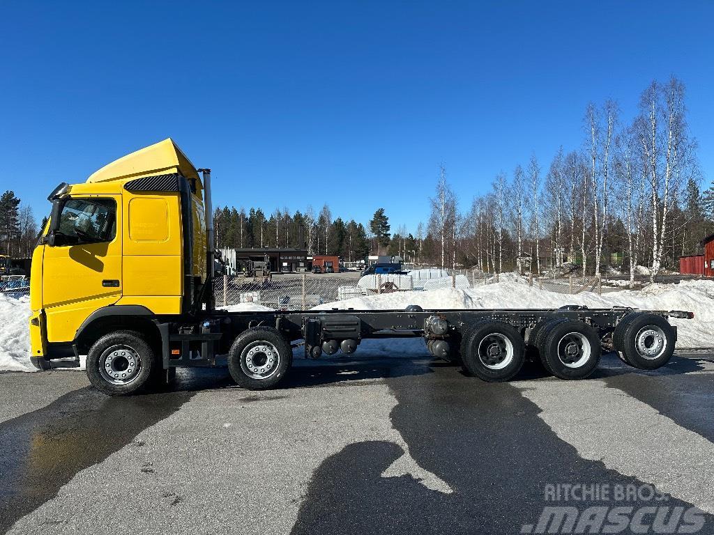 Volvo FH500 10x4 283tkm valmistuu ritilä-autoksi Kamioni za prevoz šumarskih mašina