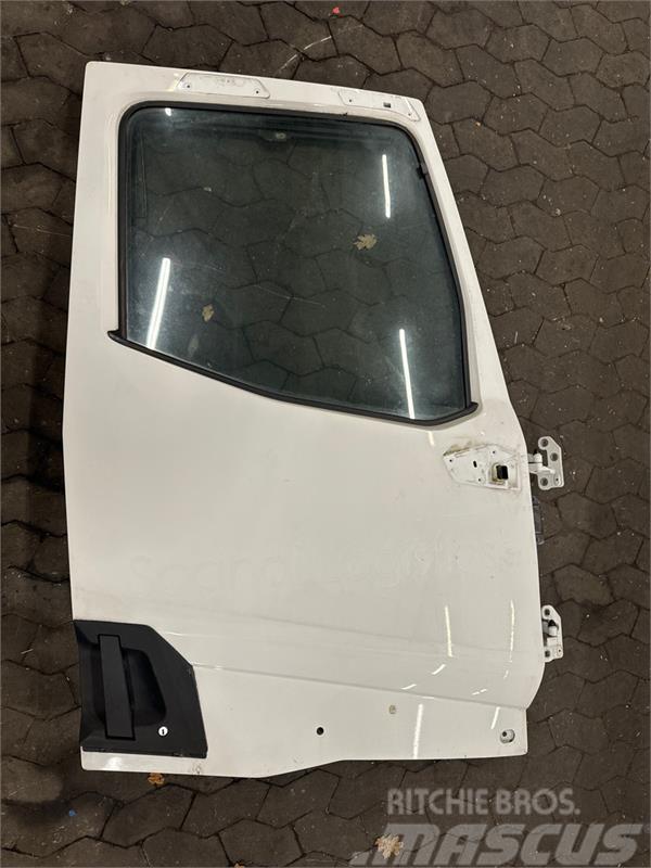 Renault T-SERIE RIGHT DOOR 7482702818 Ostale kargo komponente